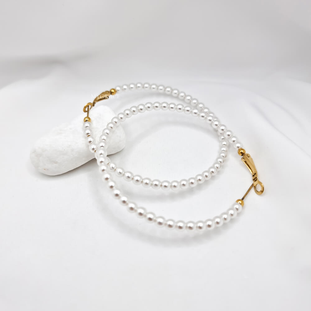 Cercei Hoop ”Be generous”, albi/ivoire, decorați cu perluțe, oțel inoxidabil