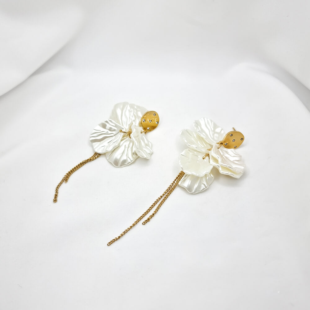 Cercei Drop ”Be melodious”, aurii/albi, model petale, lungi, oțel inoxidabil, placați cu aur