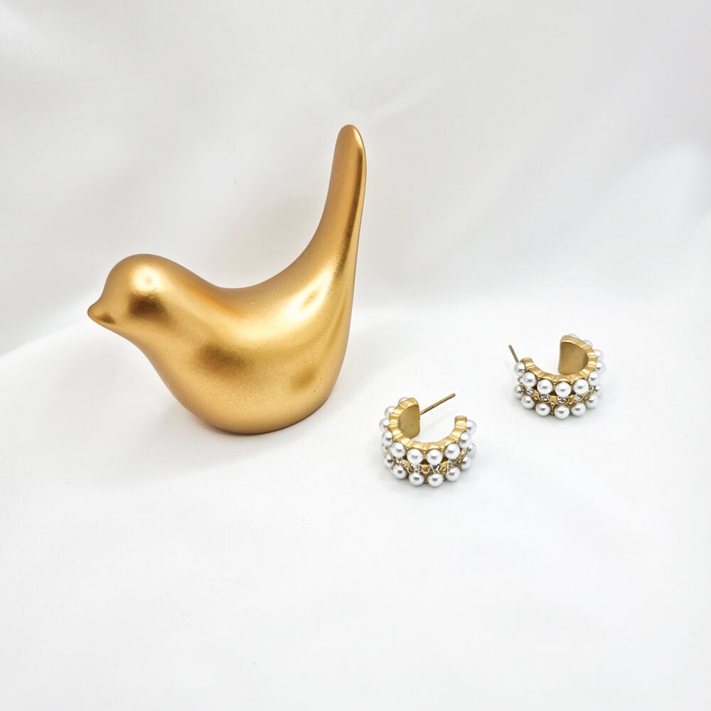Cercei Hoop ”Be pure”, albi, decorați cu perluțe, oțel inoxidabil, placați cu aur 18K