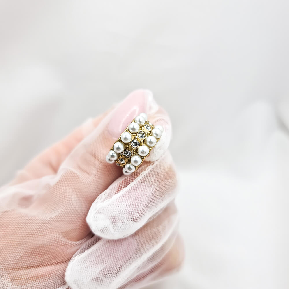 Cercei Hoop ”Be pure”, albi, decorați cu perluțe, oțel inoxidabil, placați cu aur 18K