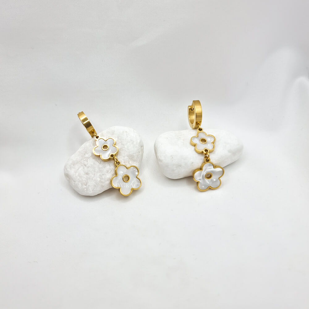 Cercei Drop ”Be cute”, ivoire, model floral, oțel inoxidabil, placați cu aur 18K, sidefați