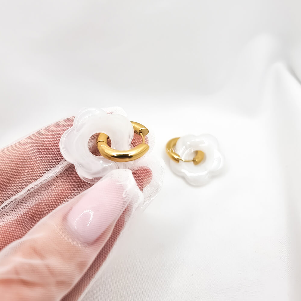 Cercei Drop ”Be suave”, albi, în formă de floare, efect marmorat, oțel inoxidabil, placați cu aur 18K
