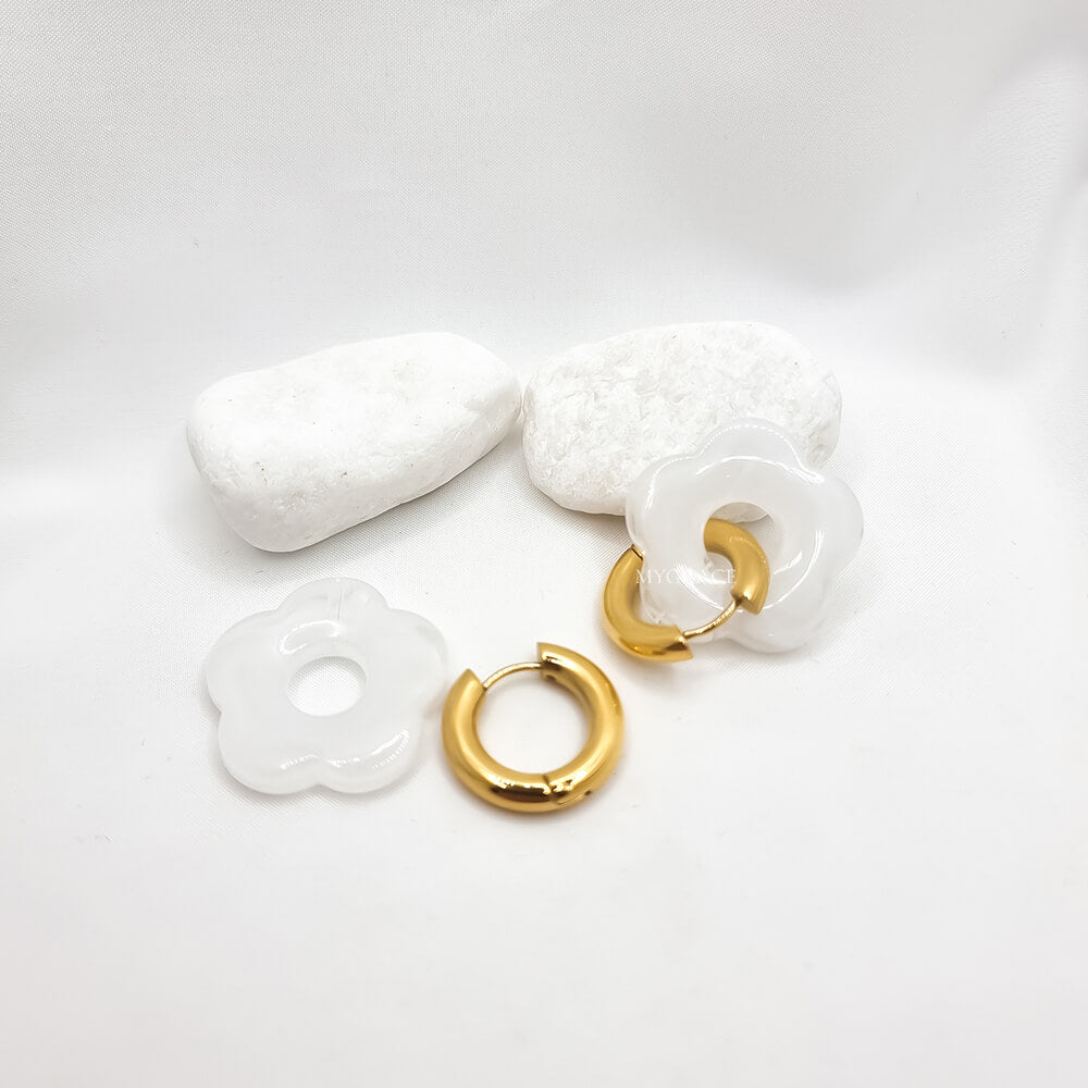 Cercei Drop ”Be suave”, albi, în formă de floare, efect marmorat, oțel inoxidabil, placați cu aur 18K