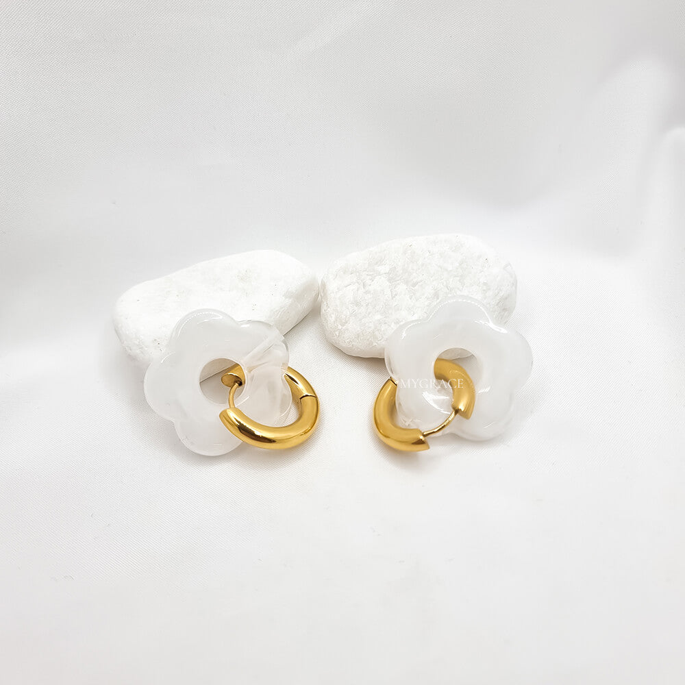 Cercei Drop ”Be suave”, albi, în formă de floare, efect marmorat, oțel inoxidabil, placați cu aur 18K