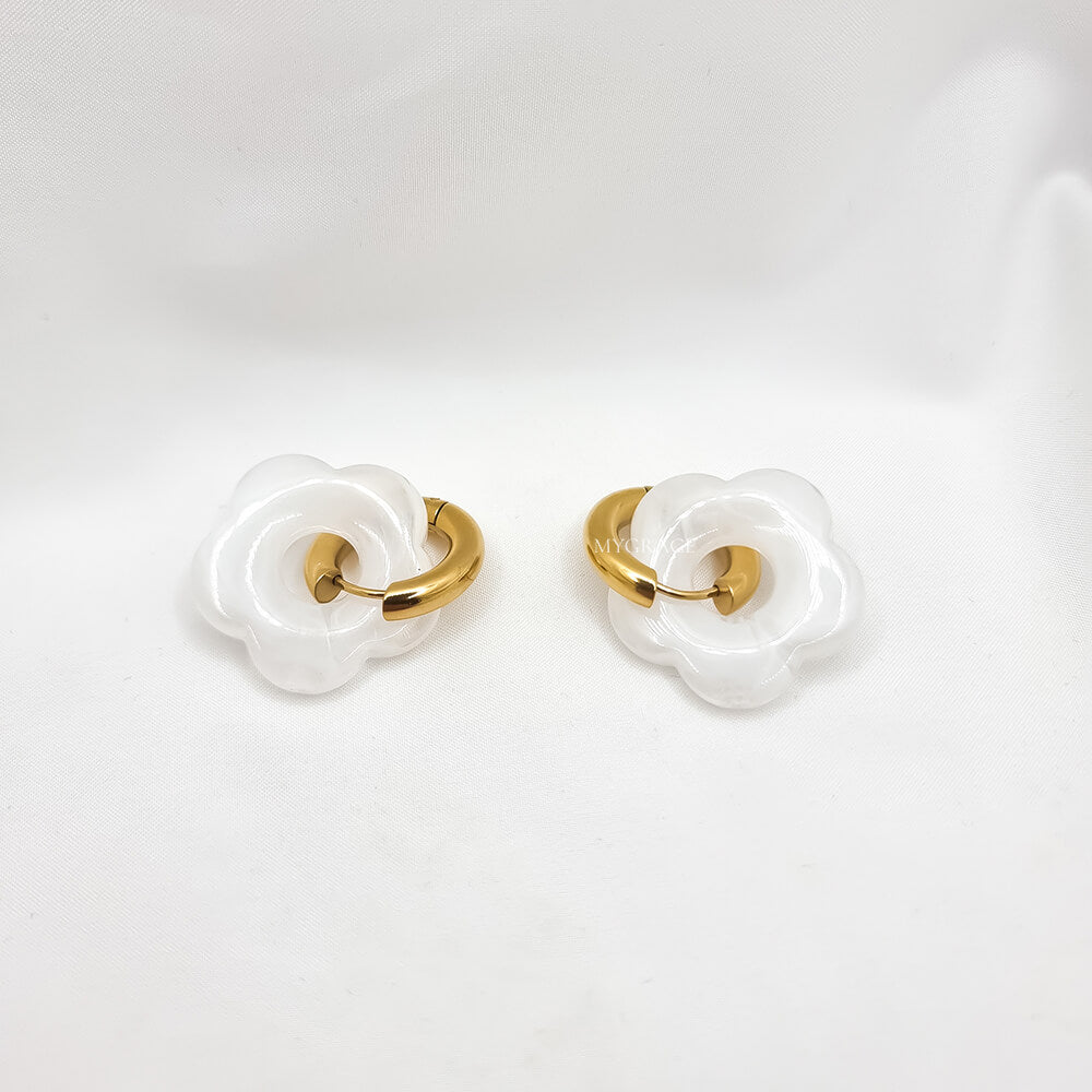 Cercei Drop ”Be suave”, albi, în formă de floare, efect marmorat, oțel inoxidabil, placați cu aur 18K