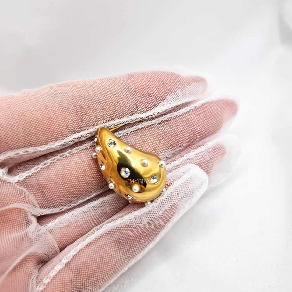 Cercei Stud ”Be stylish”, aurii, model lacrimă/picătură, oțel inoxidabil, placați cu aur 18K și decorați cu zirconiu și perluțe