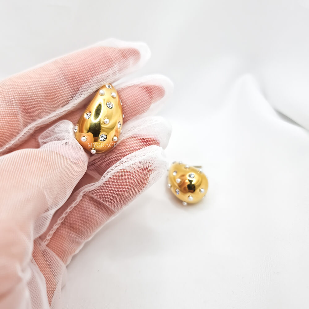 Cercei Stud ”Be stylish”, aurii, model lacrimă/picătură, oțel inoxidabil, placați cu aur 18K și decorați cu zirconiu și perluțe