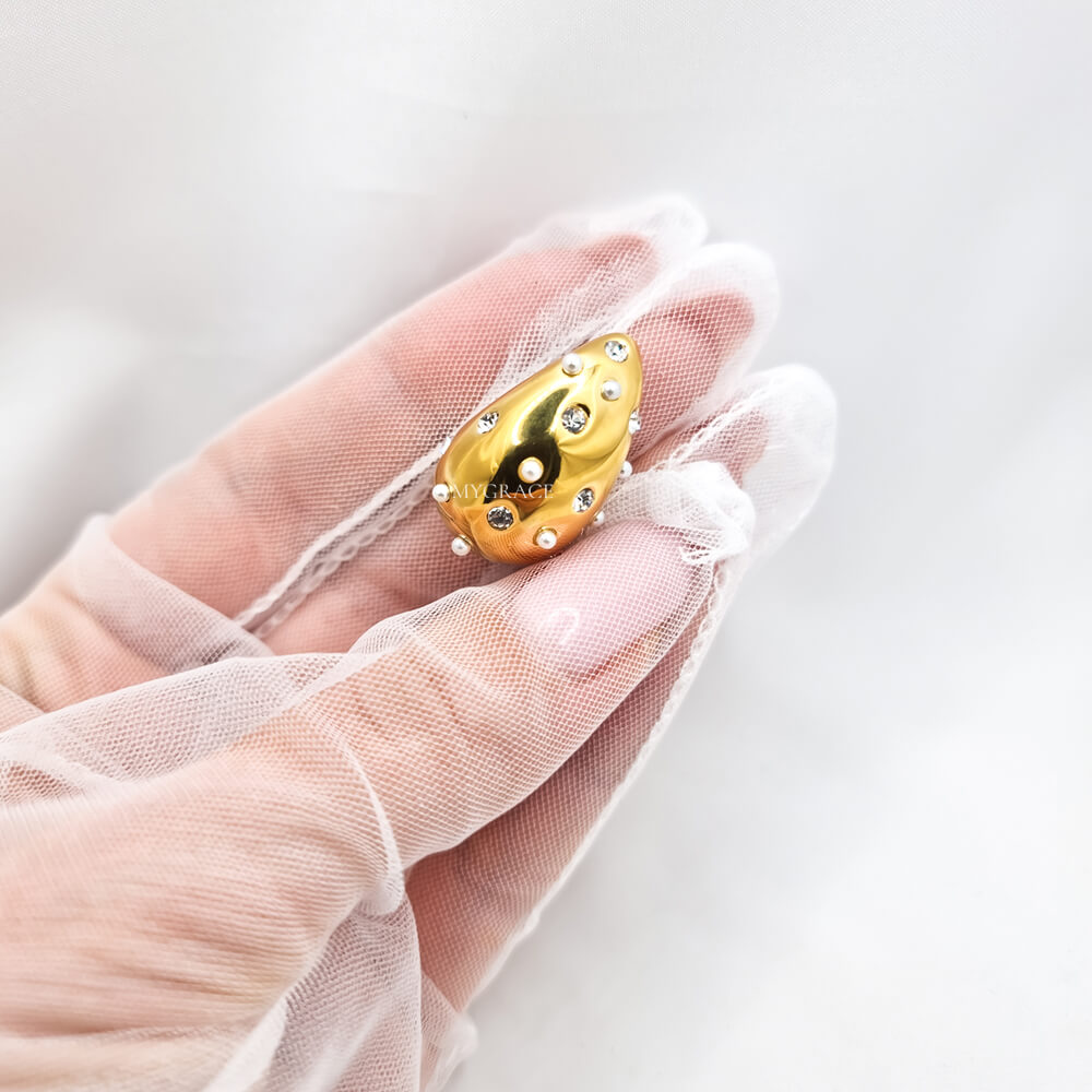 Cercei Stud ”Be stylish”, aurii, model lacrimă/picătură, oțel inoxidabil, placați cu aur 18K și decorați cu zirconiu și perluțe