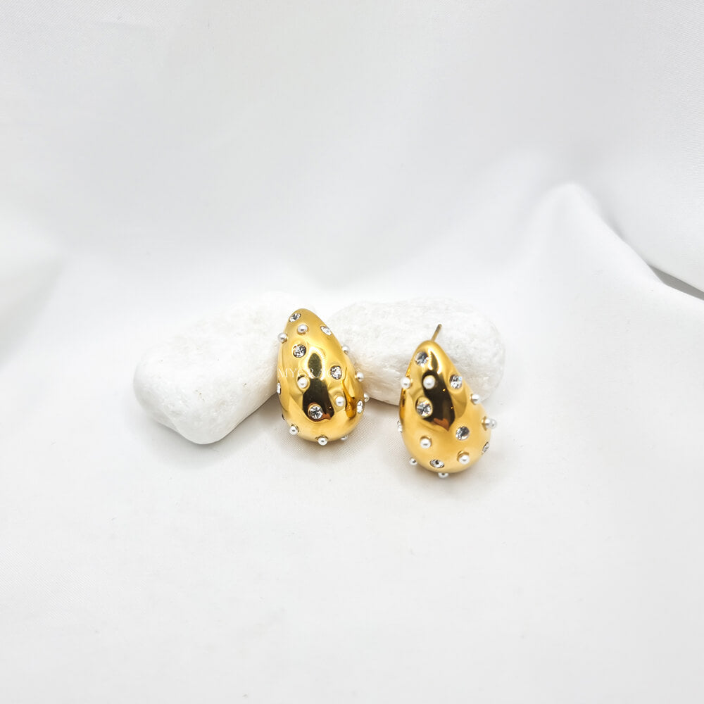 Cercei Stud ”Be stylish”, aurii, model lacrimă/picătură, oțel inoxidabil, placați cu aur 18K și decorați cu zirconiu și perluțe