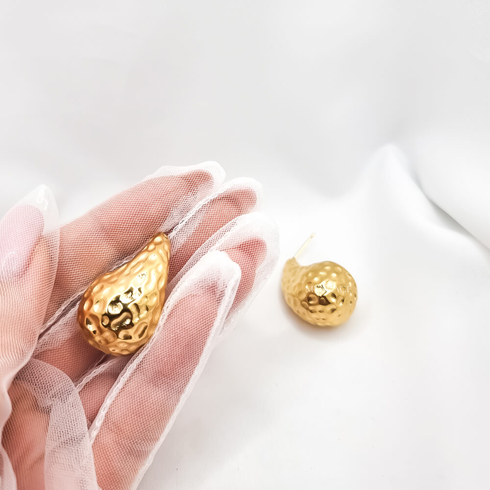 Cercei Stud ”Be stylish”, aurii, model lacrimă/picătură, texturați, oțel inoxidabil, placați cu aur 18K