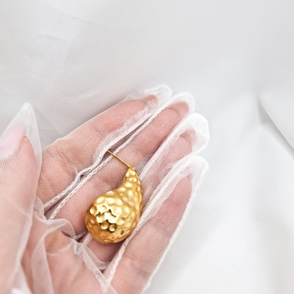 Cercei Stud ”Be stylish”, aurii, model lacrimă/picătură, texturați, oțel inoxidabil, placați cu aur 18K