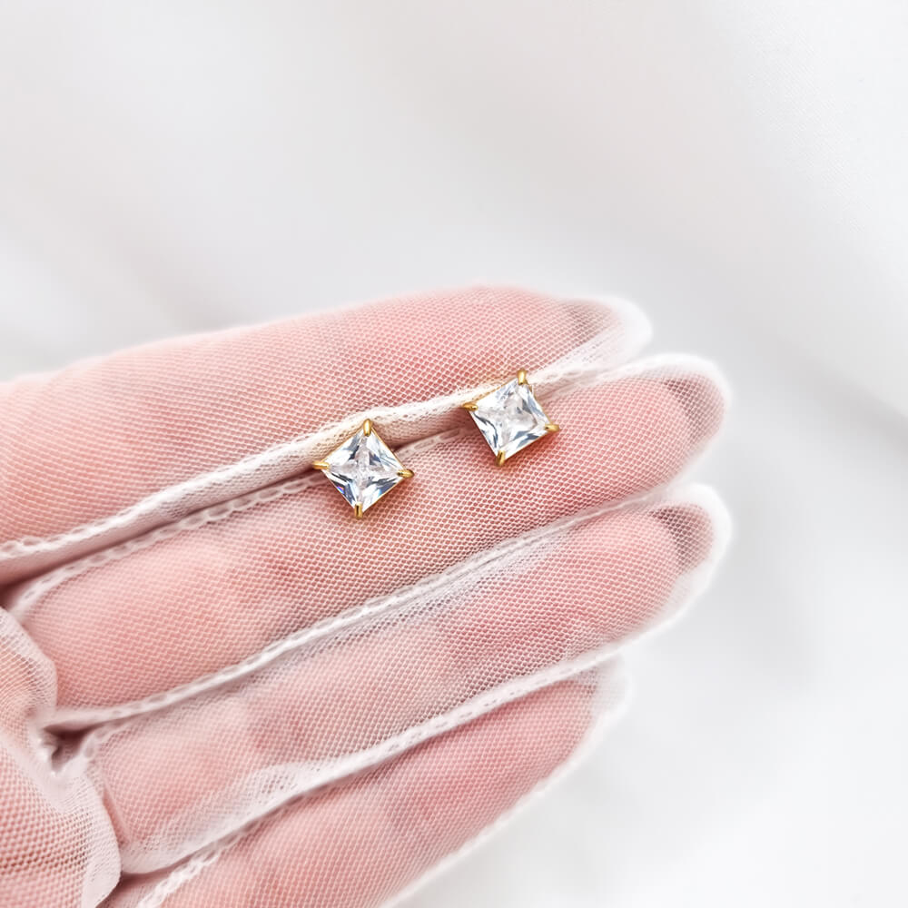 Cercei Stud oțel inoxidabil ”Be classy”, aurii, decorați cu zirconiu, geometrici