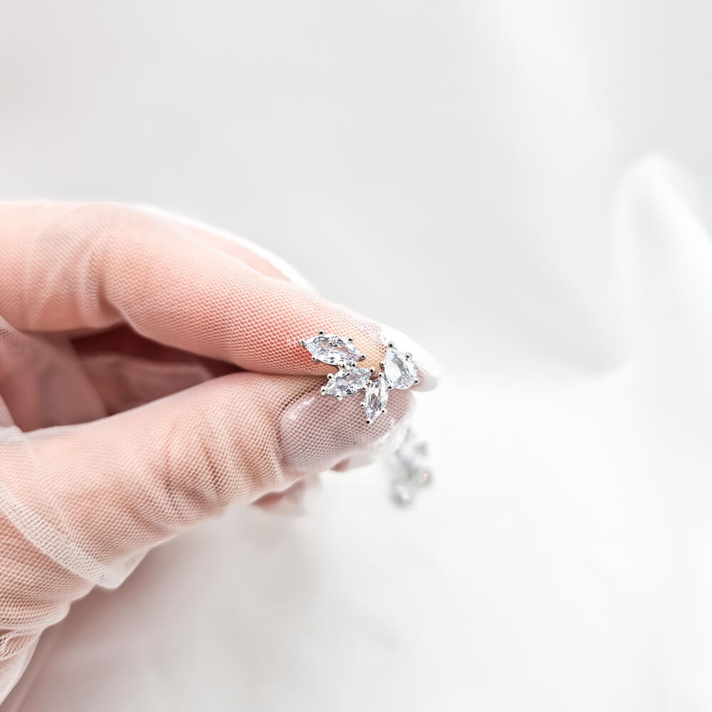 Cercei Stud ”Be luxurious”, argintii, decorați cu zirconiu, model 4 frunze, mireasă