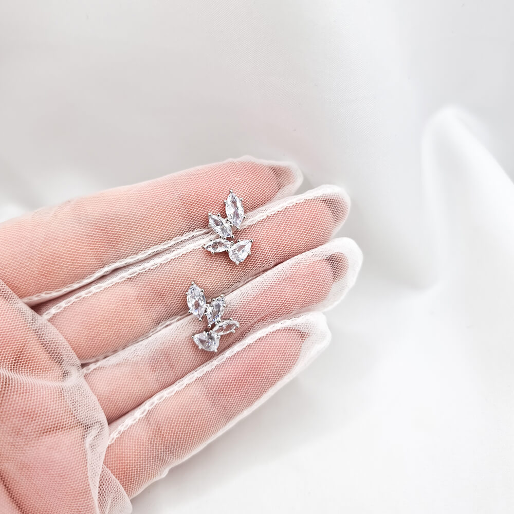 Cercei Stud ”Be luxurious”, argintii, decorați cu zirconiu, model 4 frunze, mireasă