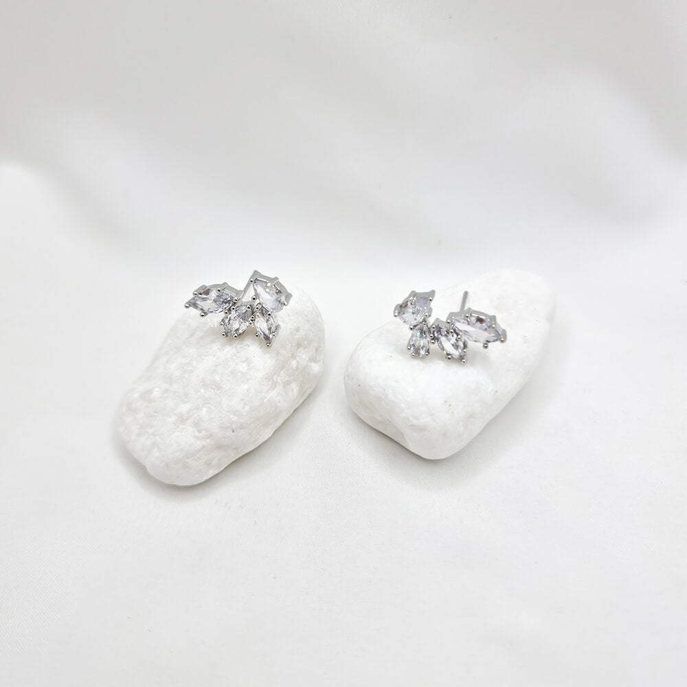 Cercei Stud ”Be luxurious”, argintii, decorați cu zirconiu, model 4 frunze, mireasă