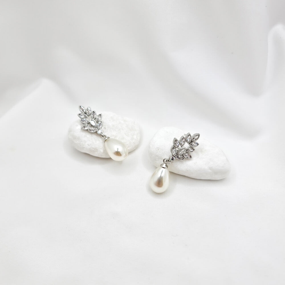 Cercei Drop”Be exquisite”, albi/argintii, decorați cu zirconiu și perluță, mireasă
