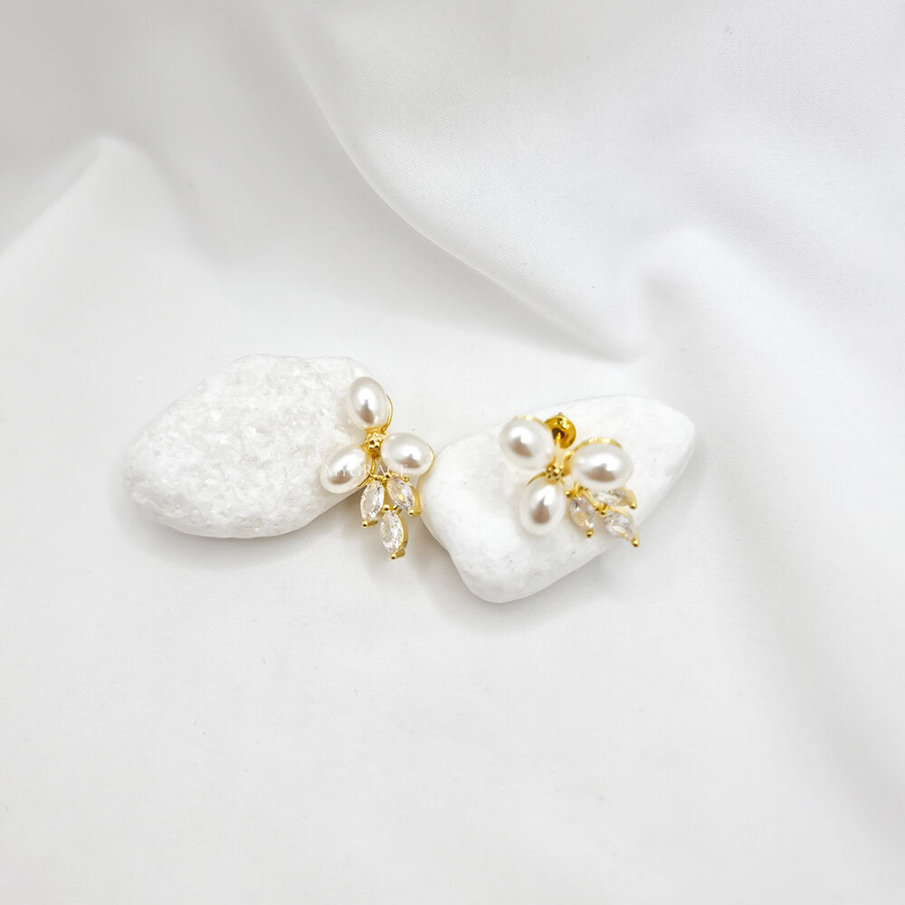 Cercei Stud ”Be sublime”, albi, decorați cu zirconiu și perluțe, model floral, mireasă