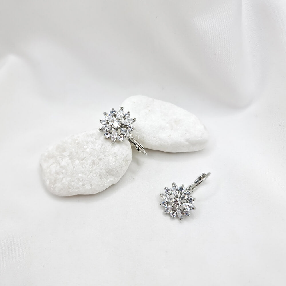 Cercei Drop ”Be gracious”, argintii, decorați cu zirconiu, model floare, mireasă
