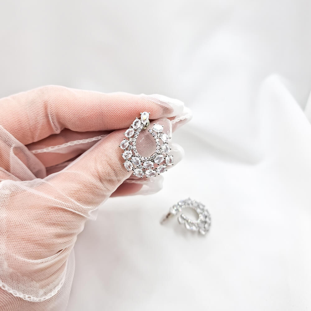 Cercei Stud ”Be luxurious”, argintii, decorați cu zirconiu, model spirală, mireasă