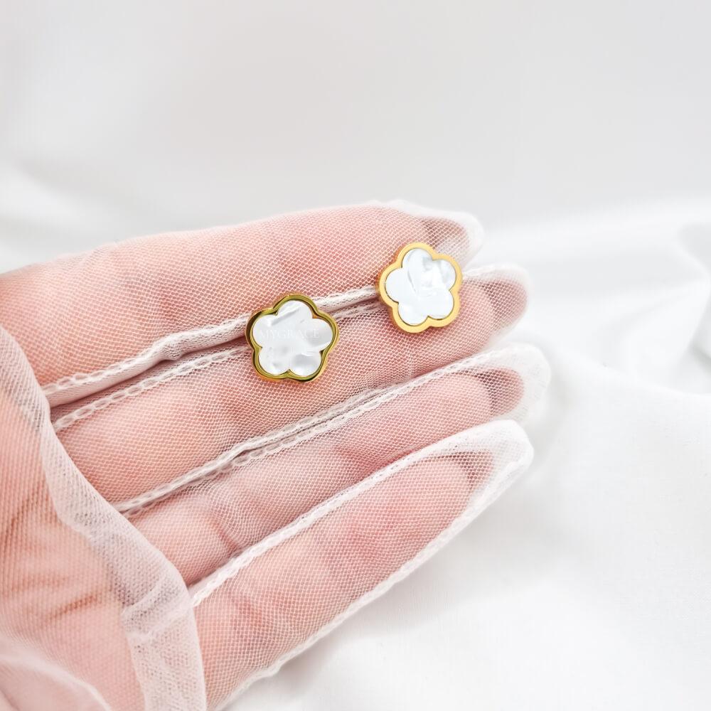 Cercei Stud oțel inoxidabil ”Be reasonable” ivoire în formă de floare 1.3 cm