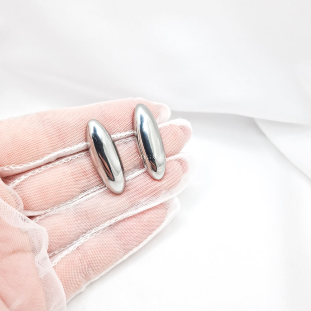 Cercei inox ”Be stylish”, argintii, ovali, placați cu aur 18K, tip stud