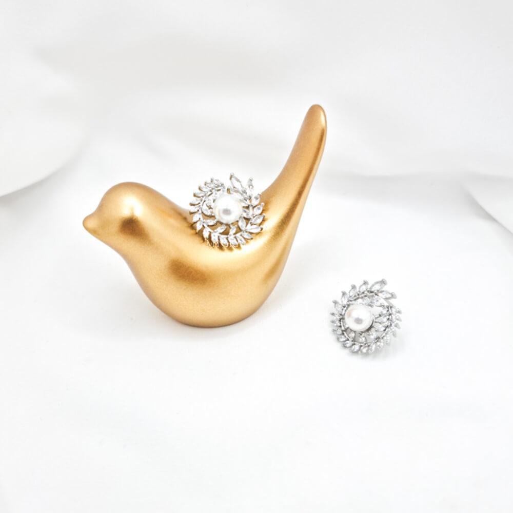 Cercei mireasă ”Be astonishing”, argintii, decorați cu perlă și zirconiu, tip stud