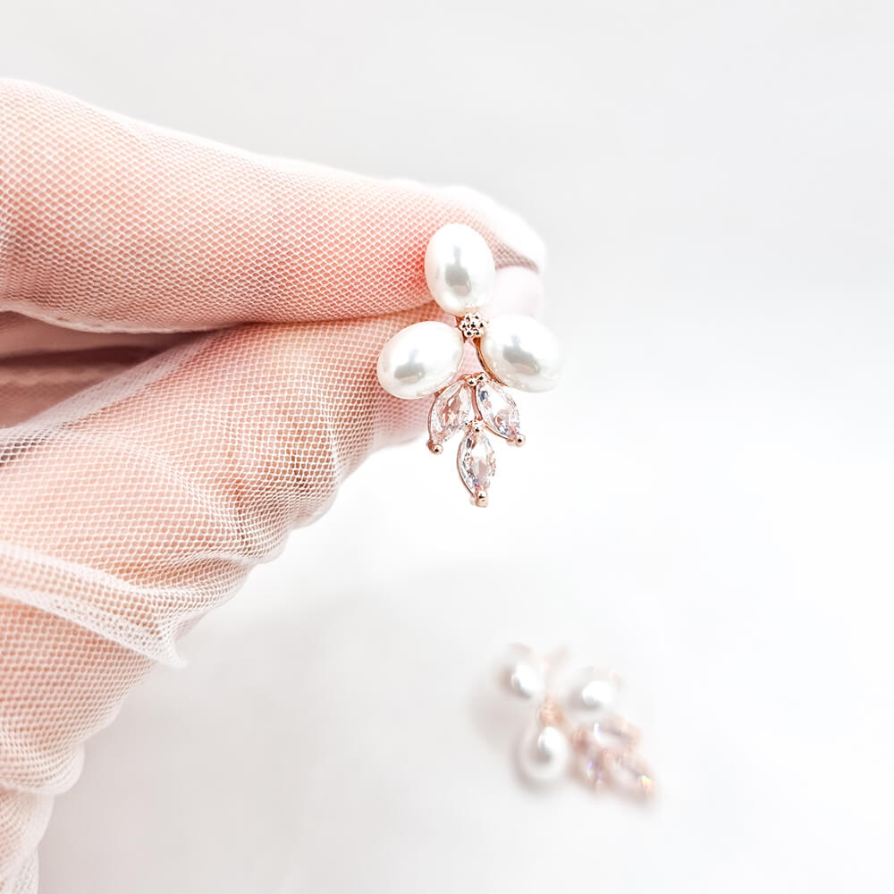 Cercei Stud ”Be sublime”, albi, decorați cu zirconiu și perle, model floral, mireasă (montură rose gold)