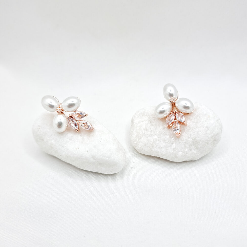 Cercei Stud ”Be sublime”, albi, decorați cu zirconiu și perle, model floral, mireasă (montură rose gold)