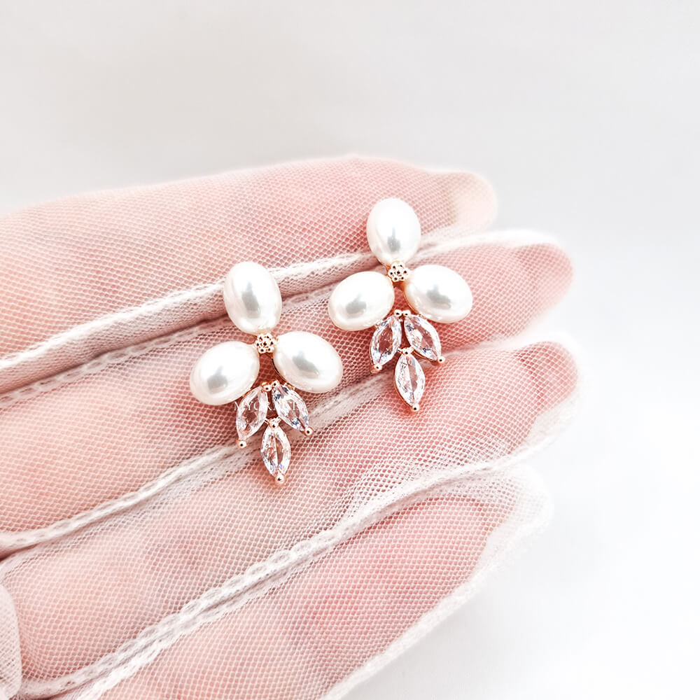 Cercei Stud ”Be sublime”, albi, decorați cu zirconiu și perle, model floral, mireasă (montură rose gold)