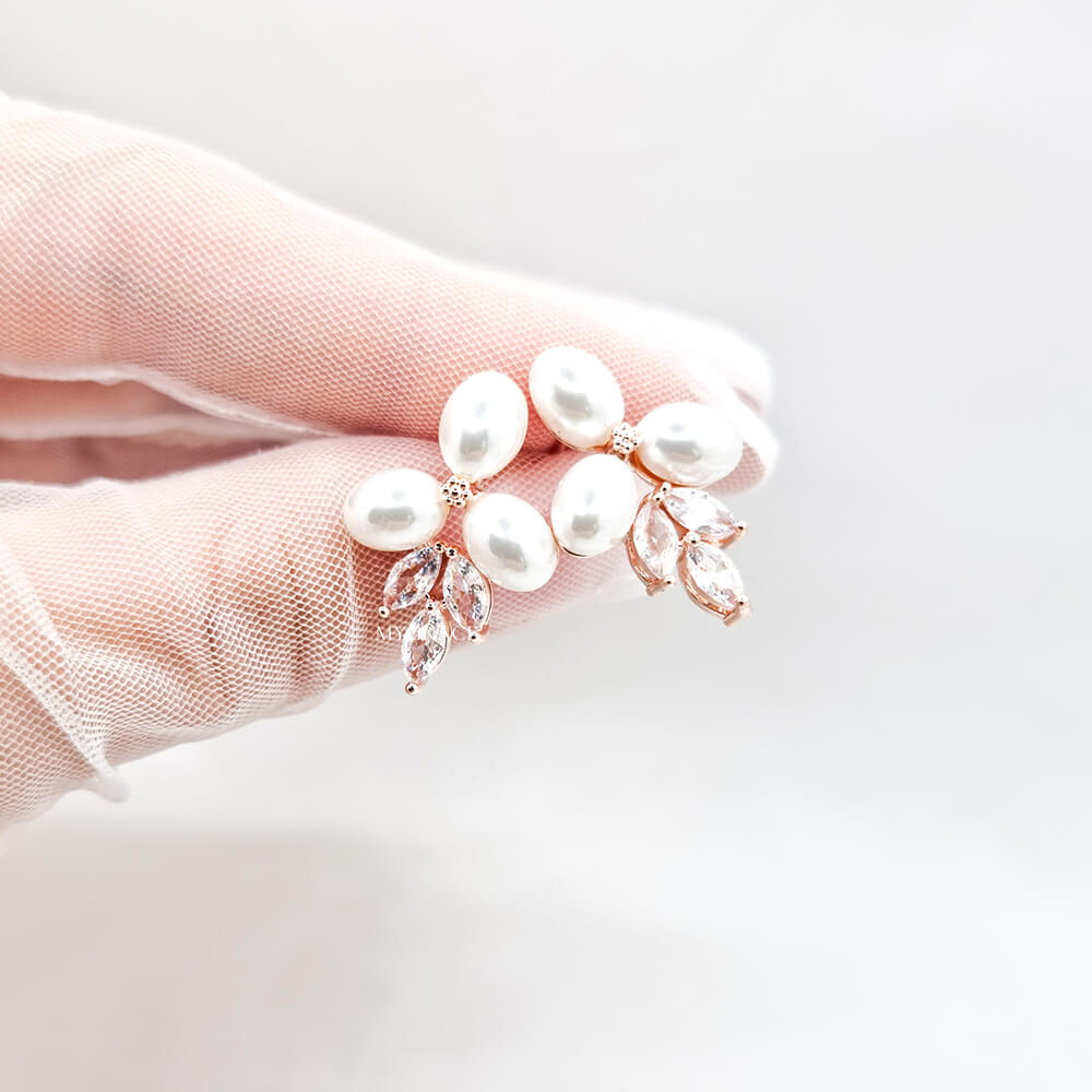 Cercei Stud ”Be sublime”, albi, decorați cu zirconiu și perle, model floral, mireasă (montură rose gold)