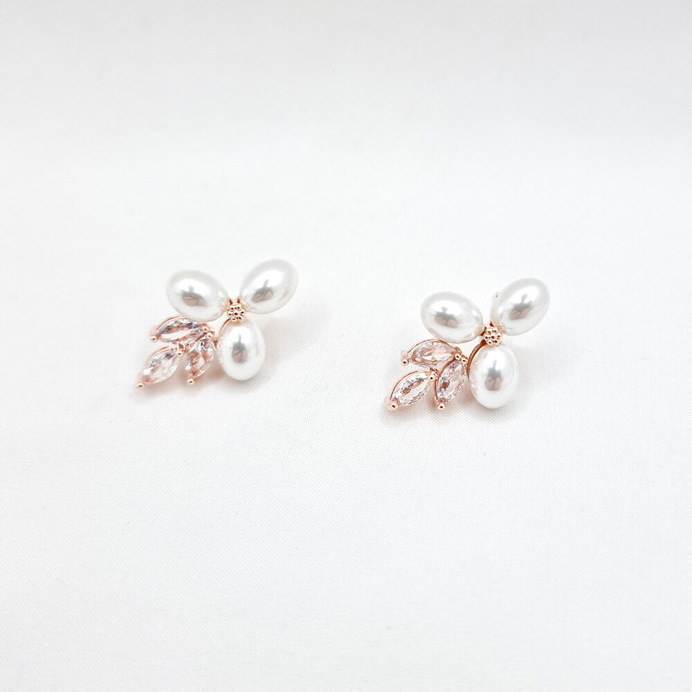 Cercei Stud ”Be sublime”, albi, decorați cu zirconiu și perle, model floral, mireasă (montură rose gold)
