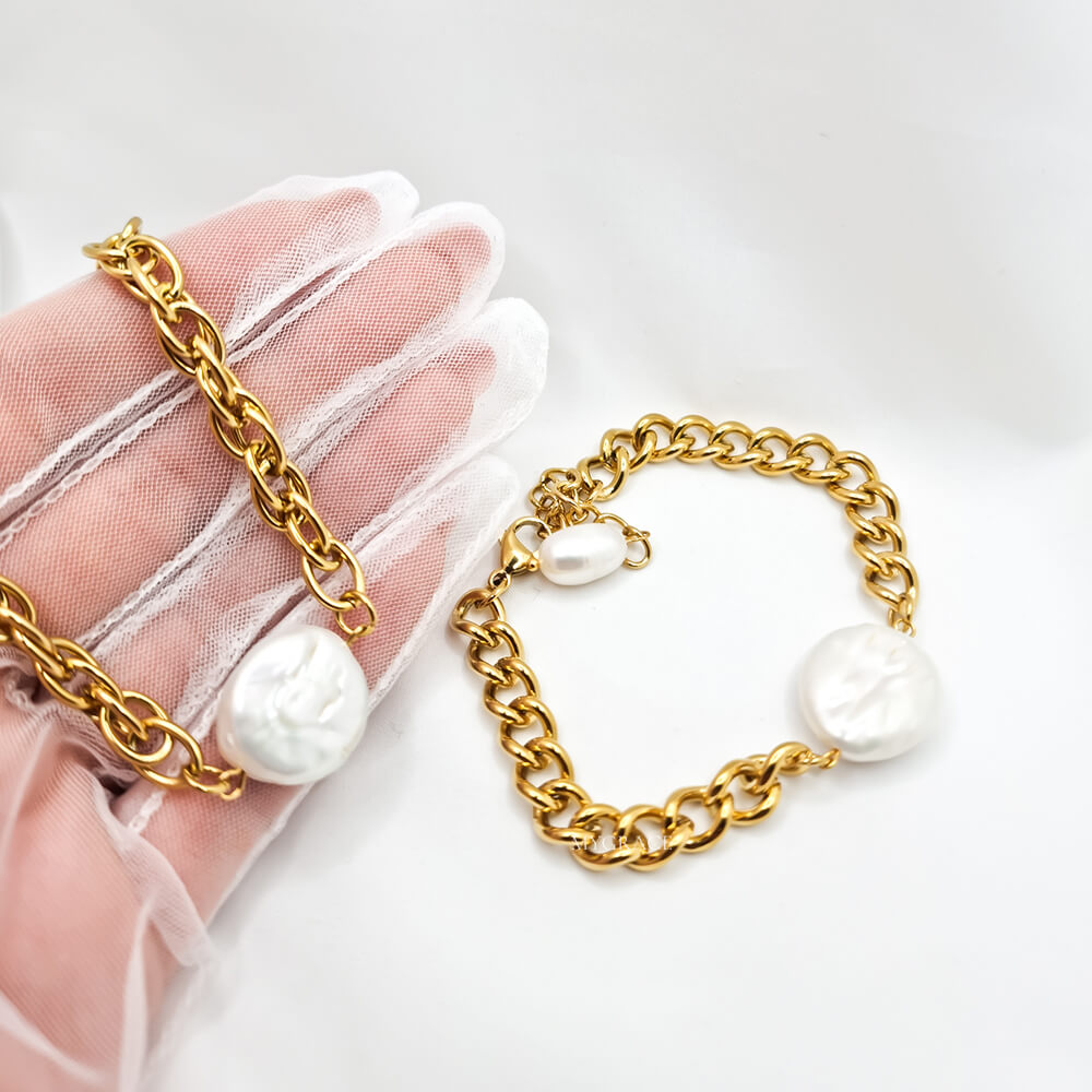 Brățară oțel inoxidabil ”Be sophisticated”, aurie, model zale, decorată cu perluță, placată cu aur 18K