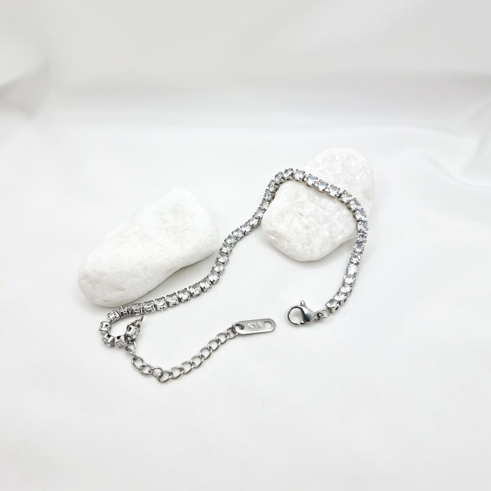 Brățară oțel inoxidabil ”Be classy”, argintie, decorată cu cristale de sticlă, placată cu aur 18K, model tennis (3 mm)