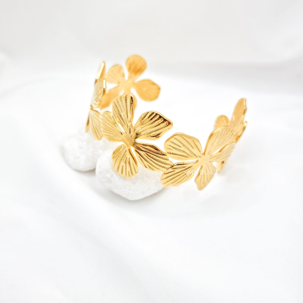 Brățară lată ”Always in bloom”, aurie, oțel inoxidabil, placată cu aur 18K, model floral