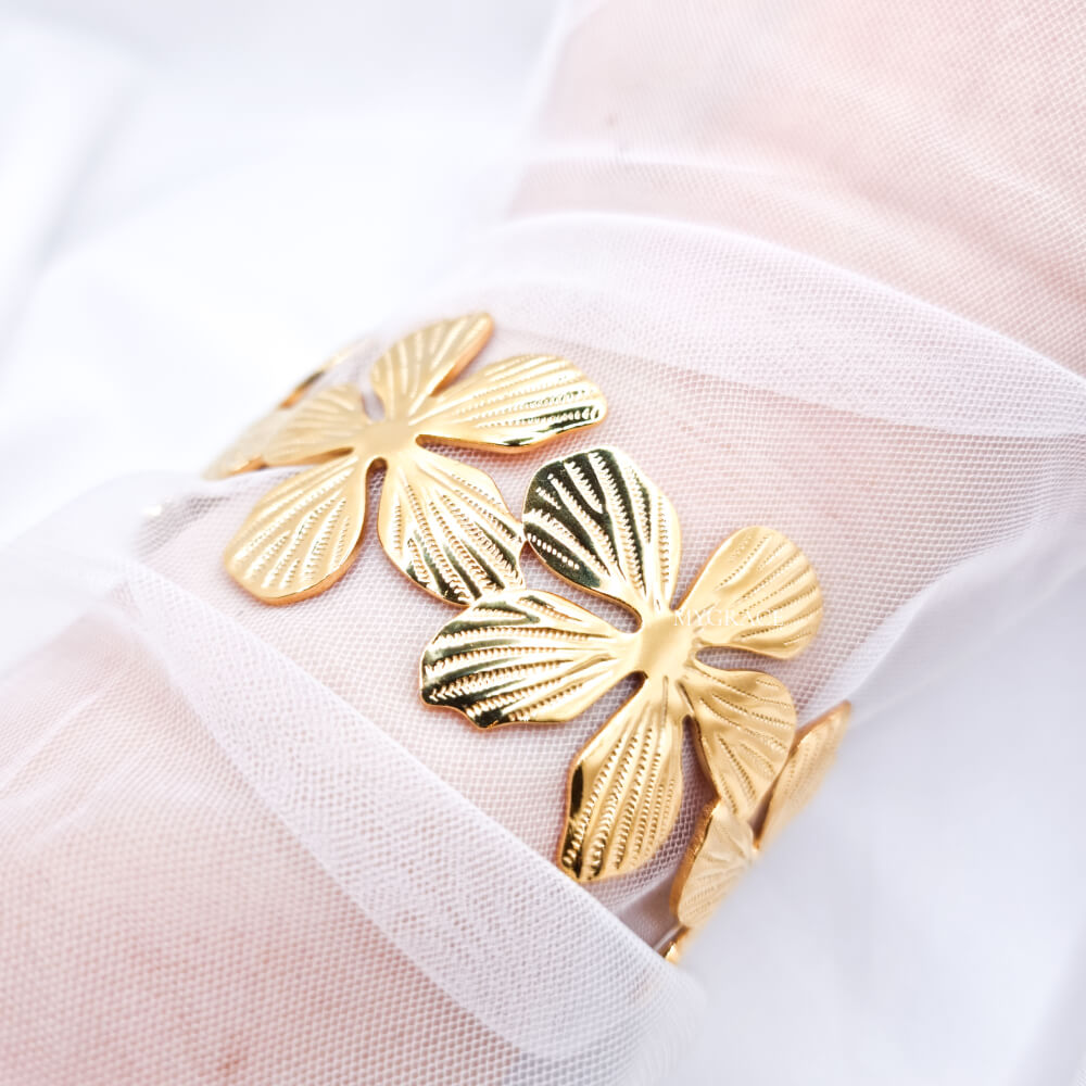 Brățară lată ”Always in bloom”, aurie, oțel inoxidabil, placată cu aur 18K, model floral