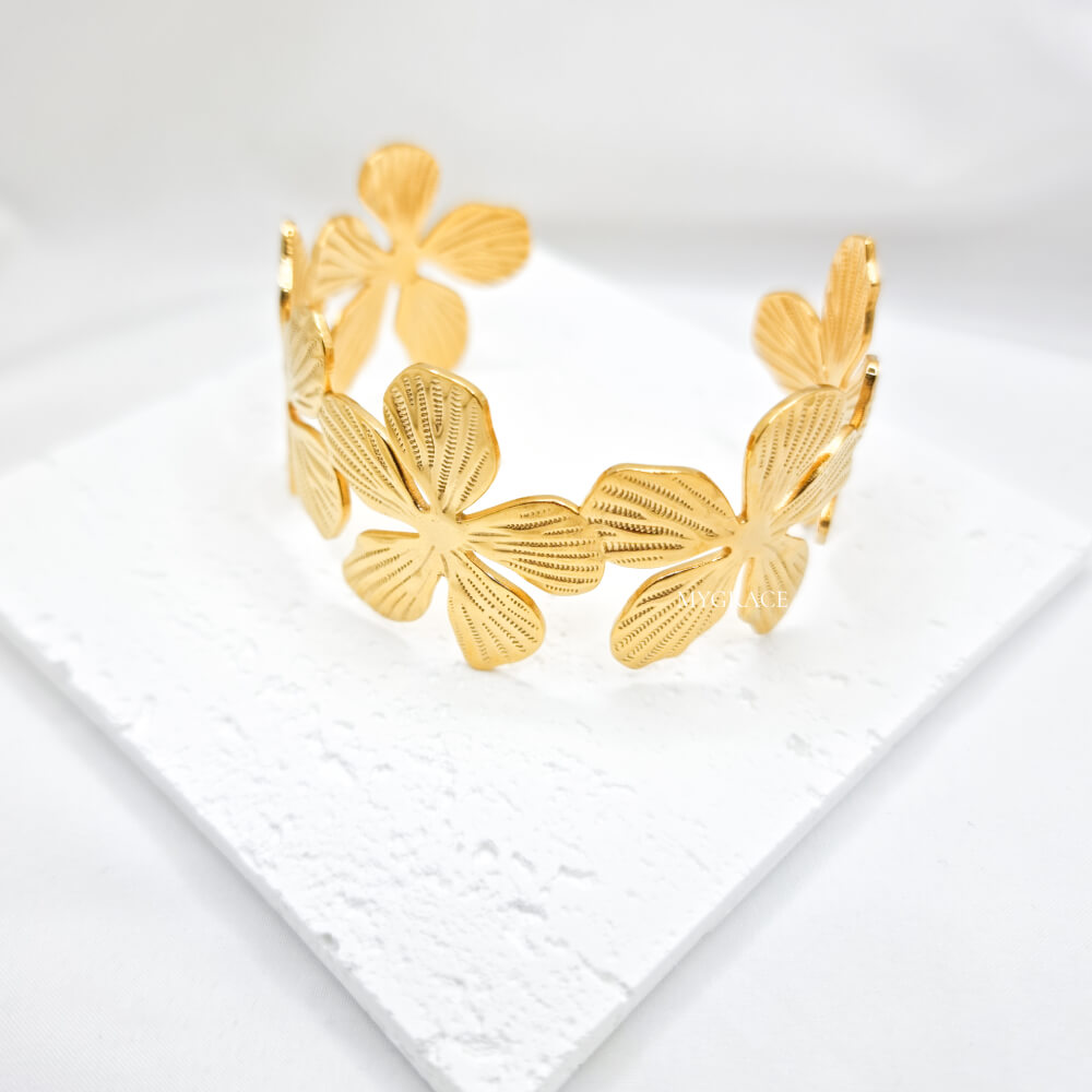 Brățară lată ”Always in bloom”, aurie, oțel inoxidabil, placată cu aur 18K, model floral