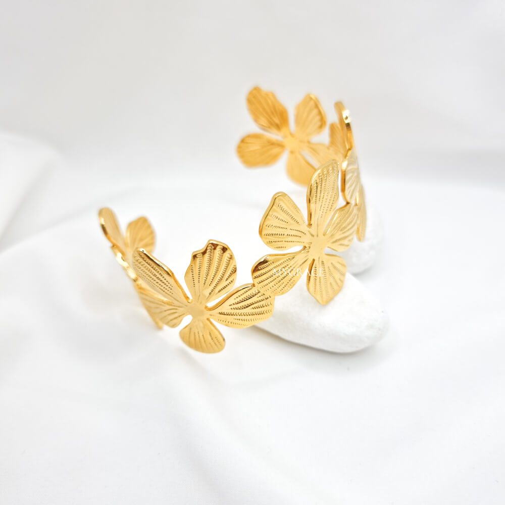 Brățară lată ”Always in bloom”, aurie, oțel inoxidabil, placată cu aur 18K, model floral