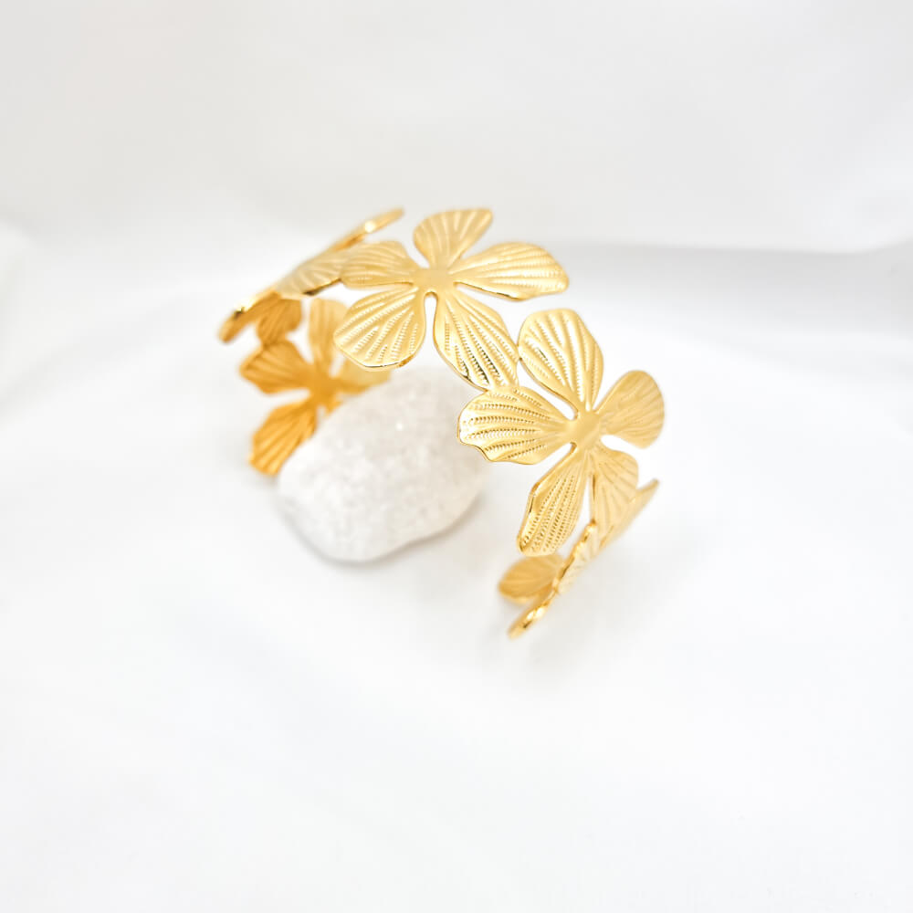 Brățară lată ”Always in bloom”, aurie, oțel inoxidabil, placată cu aur 18K, model floral