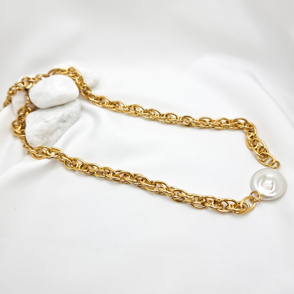 Colier/choker oțel inoxidabil ”Be sophisticated”, auriu, model zale, decorat cu perluță