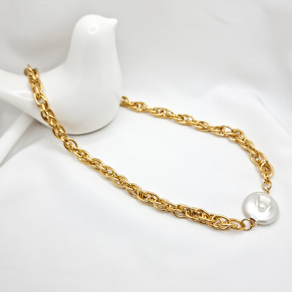 Colier/choker oțel inoxidabil ”Be sophisticated”, auriu, model zale, decorat cu perluță