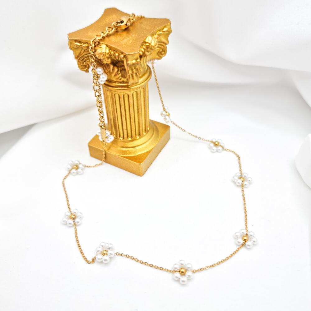 Colier inox ”Be elegant”, auriu, decorat cu floricele albe, placat cu aur 18K, la baza gâtului