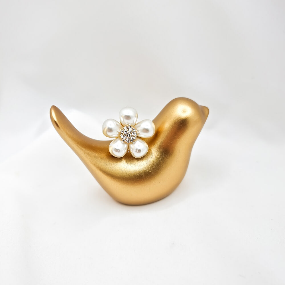 Broșă albă, model floare, decorată cu perluțe, tip pin