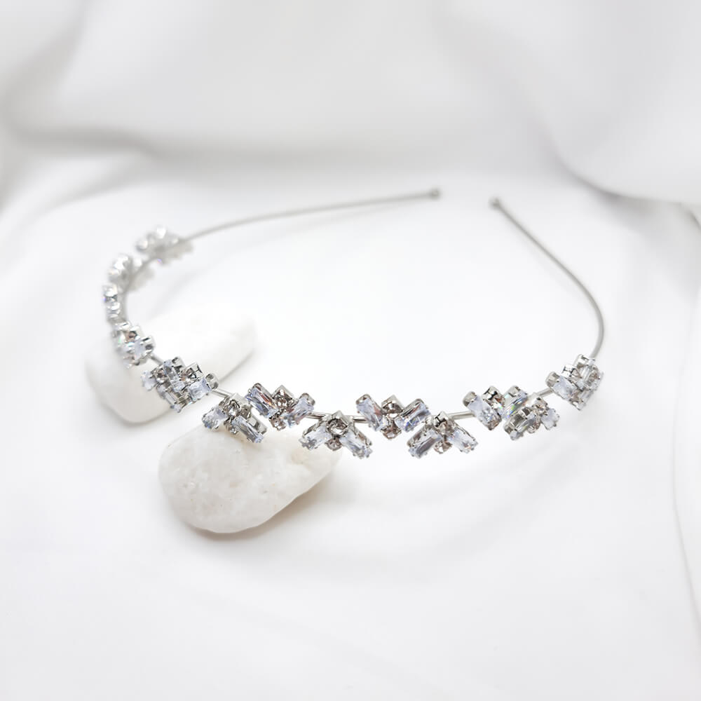 Accesoriu păr mireasă ”Be splendid”, decorat cu cristale de sticlă, tip coroniță/diademă, model geometric