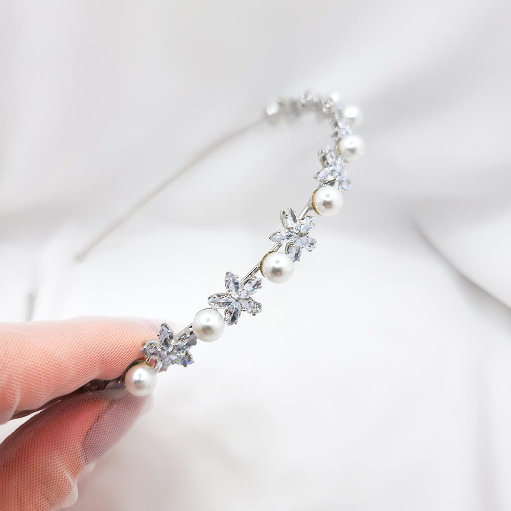 Accesoriu păr mireasă ”Be splendid”, decorat cu pietricele și perluțe, tip coroniță/diademă, model floral