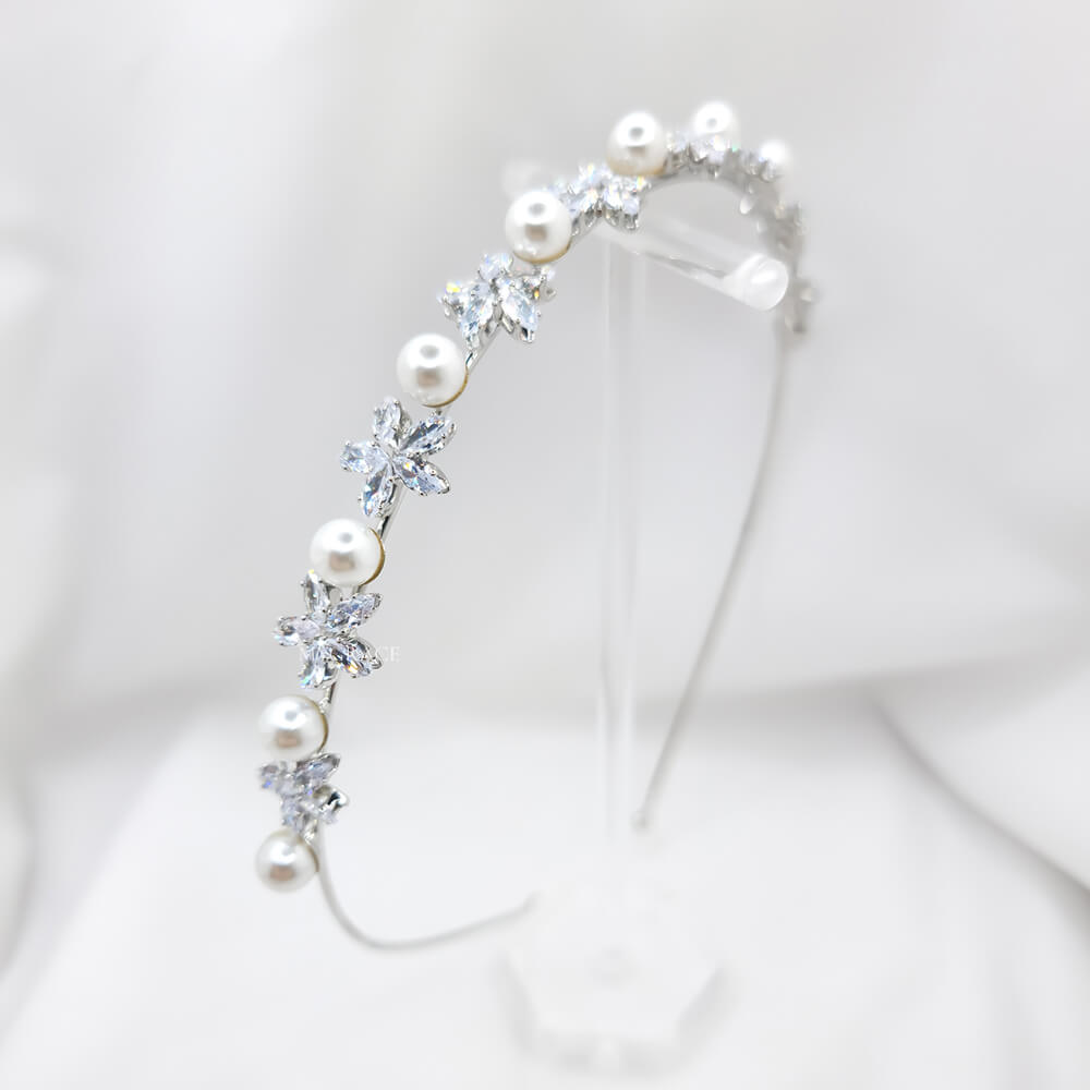 Accesoriu păr mireasă ”Be splendid”, decorat cu pietricele și perluțe, tip coroniță/diademă, model floral