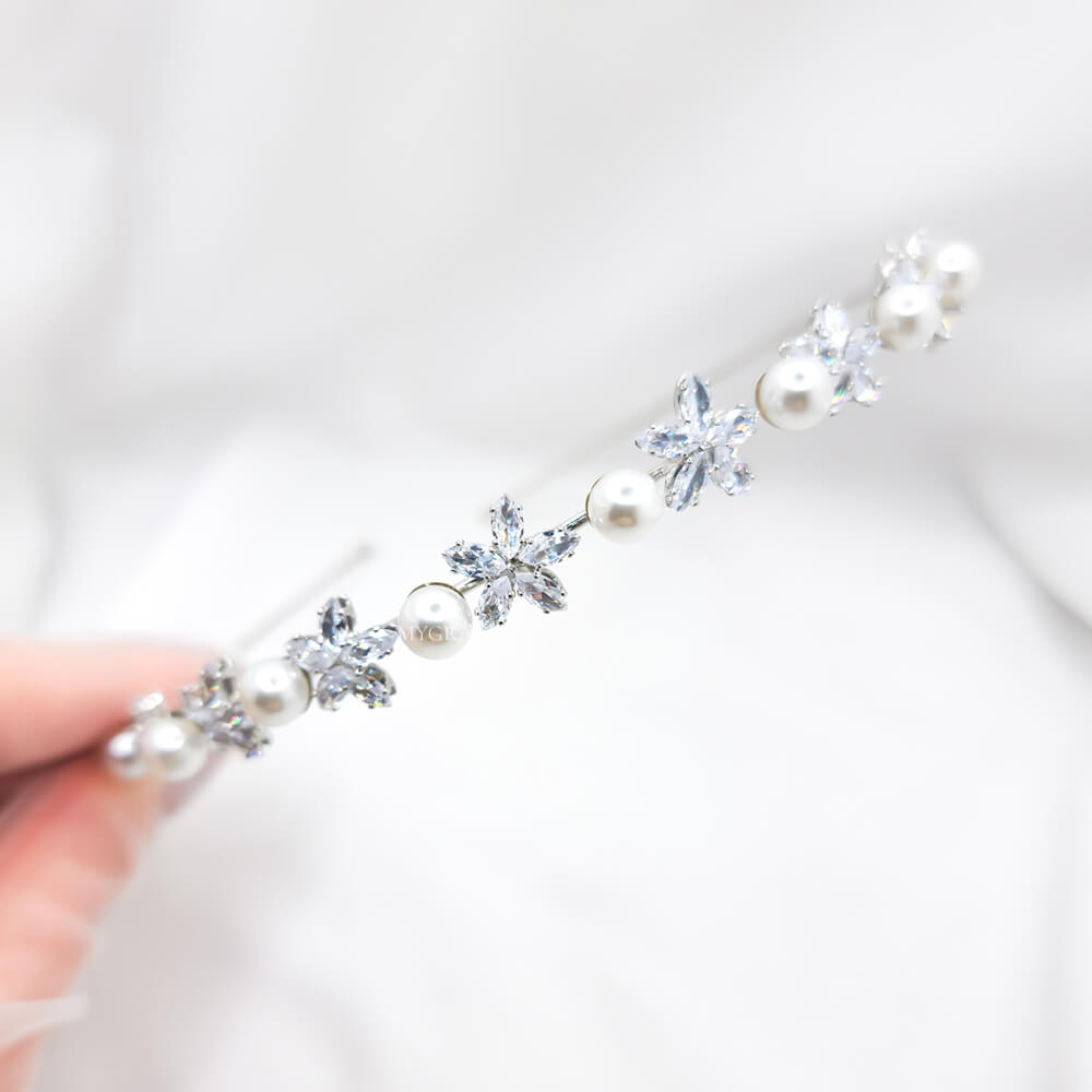 Accesoriu păr mireasă ”Be splendid”, decorat cu pietricele și perluțe, tip coroniță/diademă, model floral