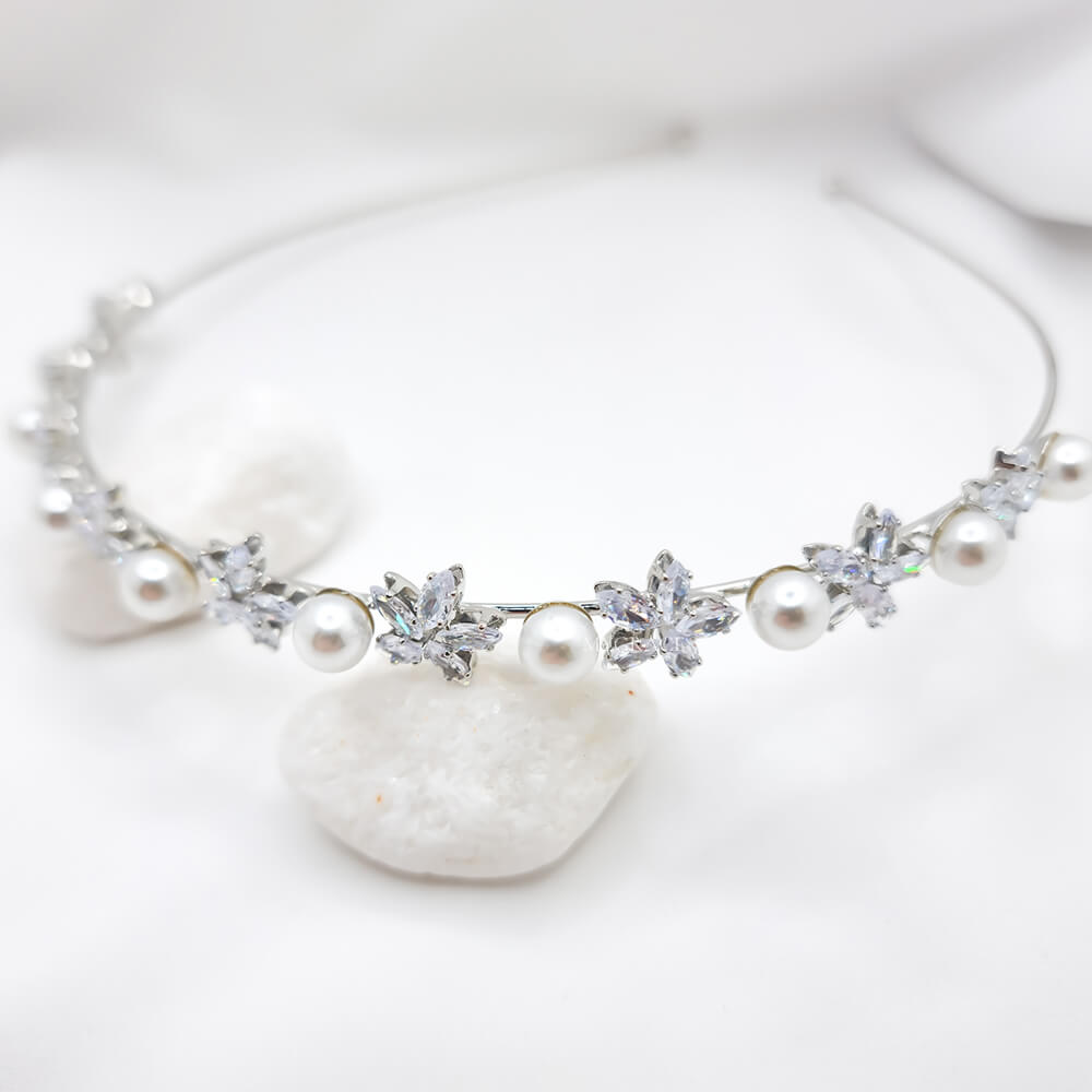 Accesoriu păr mireasă ”Be splendid”, decorat cu pietricele și perluțe, tip coroniță/diademă, model floral