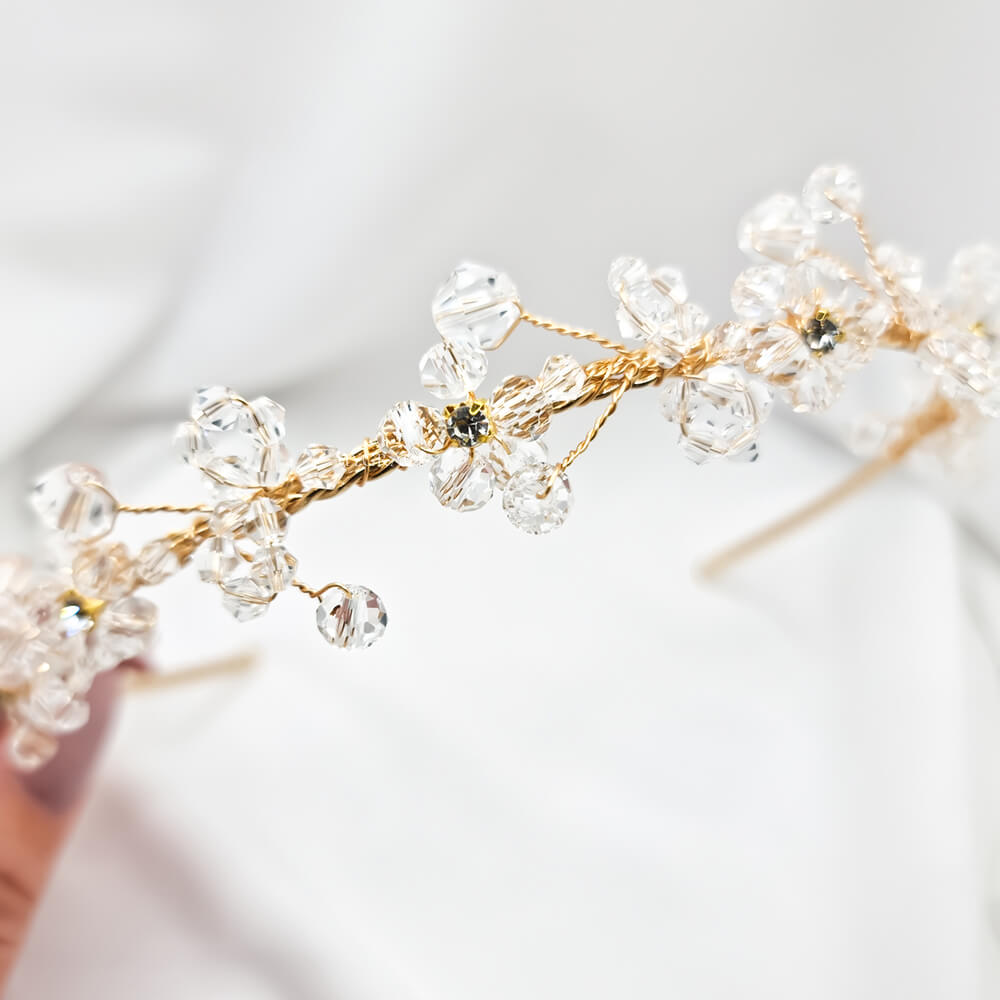 Accesoriu păr mireasă ”Be a Muse”, auriu, decorat cu cristale transparente și floricele, tip coroniță/diademă flexibilă (modelatoare)