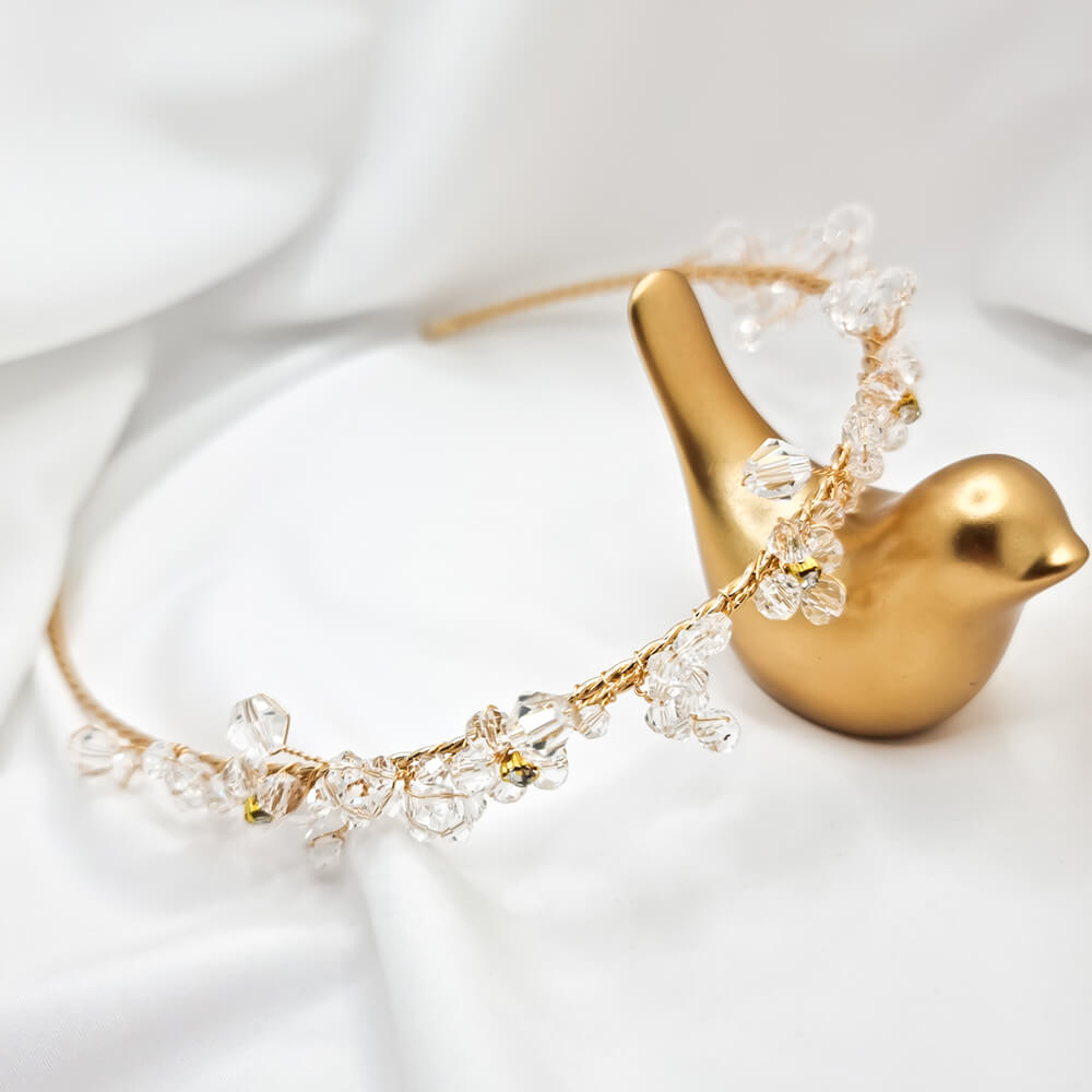 Accesoriu păr mireasă ”Be a Muse”, auriu, decorat cu cristale transparente și floricele, tip coroniță/diademă flexibilă (modelatoare)