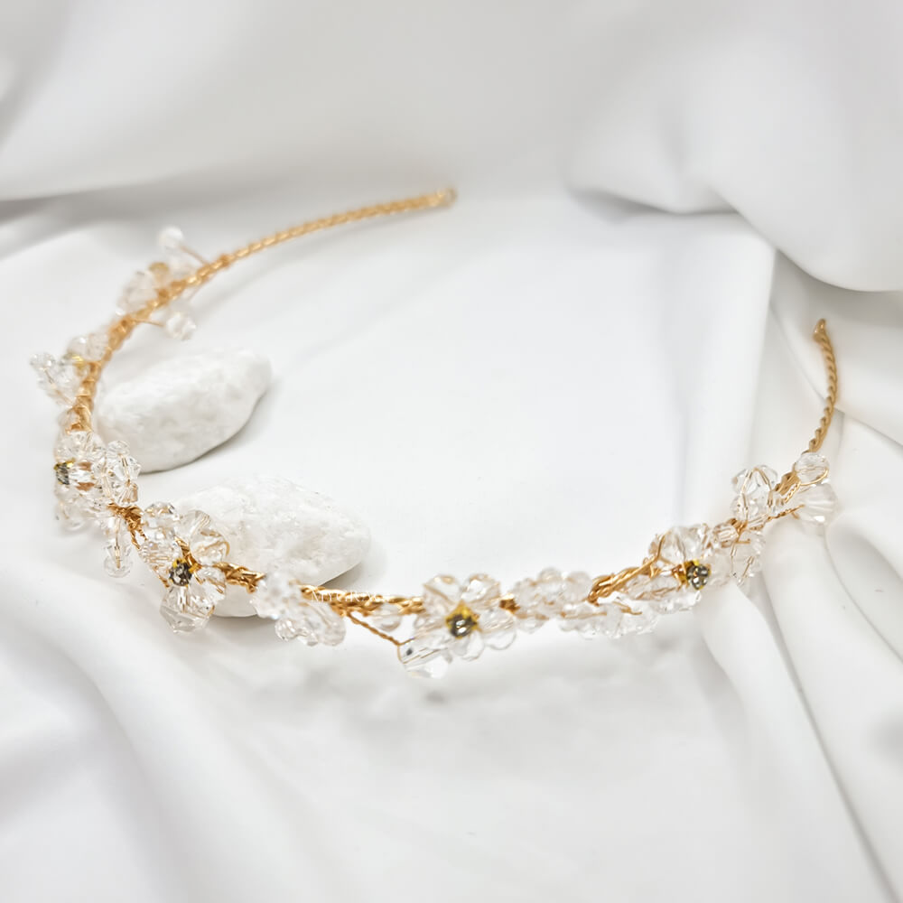 Accesoriu păr mireasă ”Be a Muse”, auriu, decorat cu cristale transparente și floricele, tip coroniță/diademă flexibilă (modelatoare)